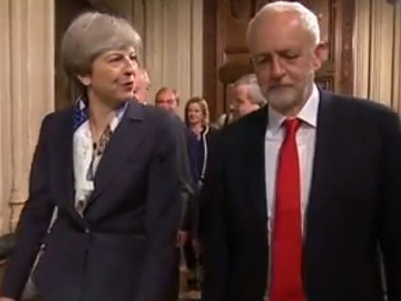 U istom krugu: Theresa May i Jeremy Corbin